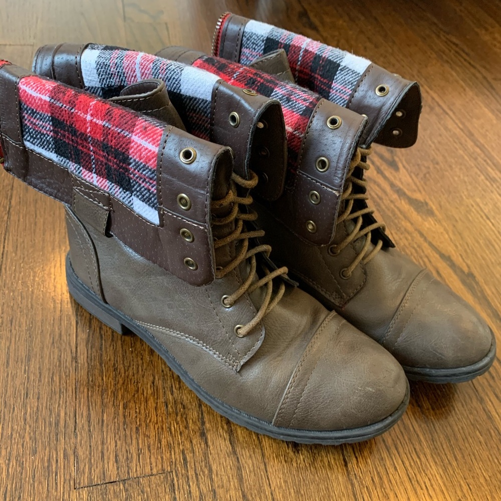 COMBAT BOOTS
